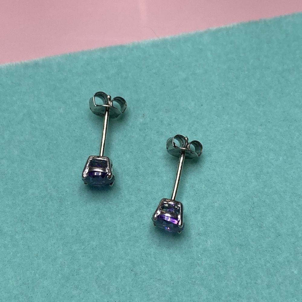💛 Classic Sterling Silver Round Amethyst Earrings - Picture 3 of 5